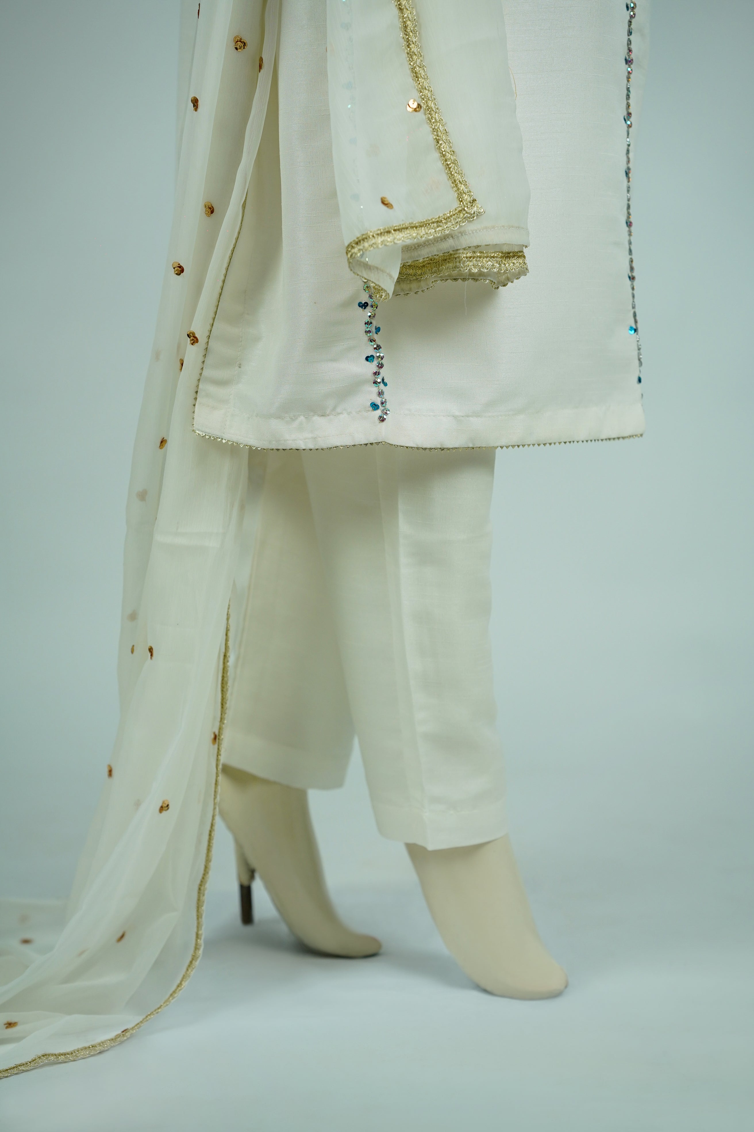 Pareeshay – 3pcs Russian Silk Suit with Chiffon Dupatta
